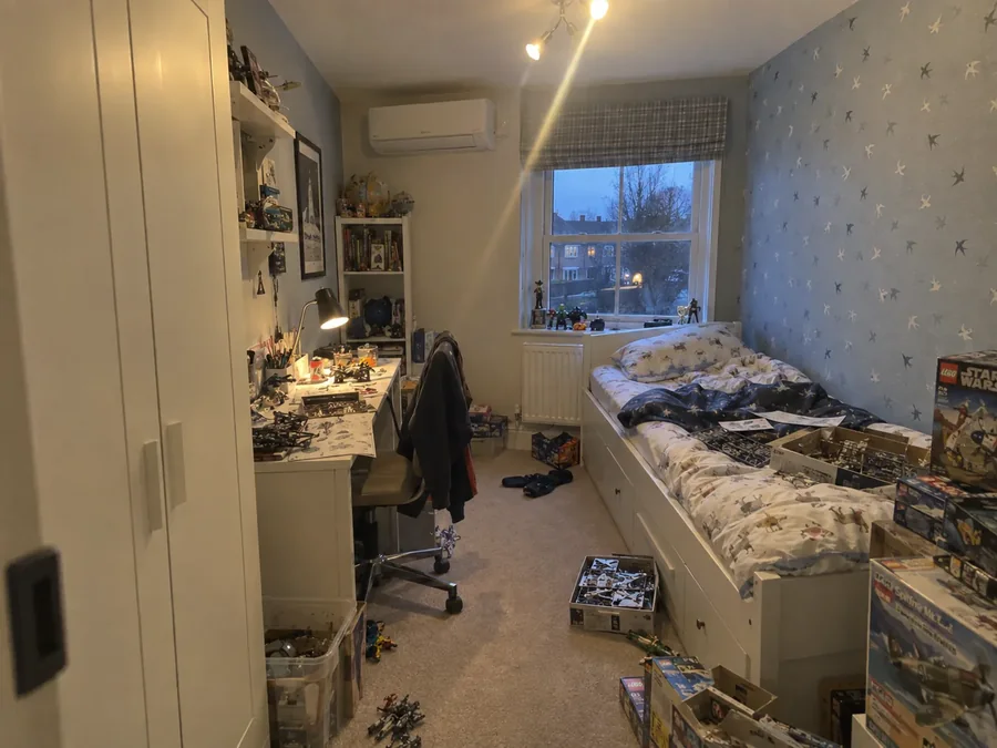 Child's room with a model collection and the air conditioning fitted